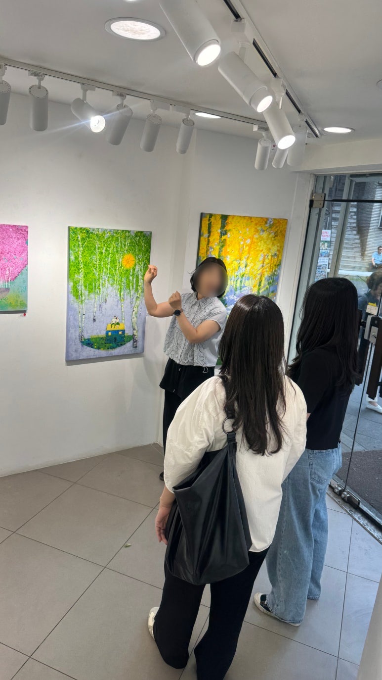 팀원의 개인전을 방문해 작품 설명을 듣고 있는 팀 이그나이트 회원들