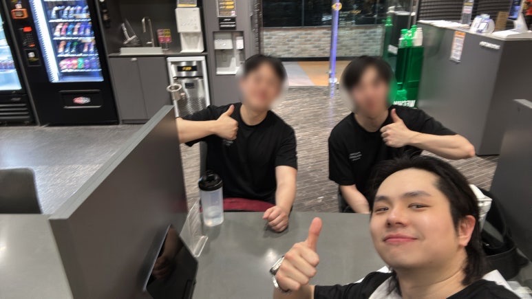 헬스장에서 파트너 운동 후 함께 인증 사진을 남긴 최민석 트레이너와 이그나이트 팀원들